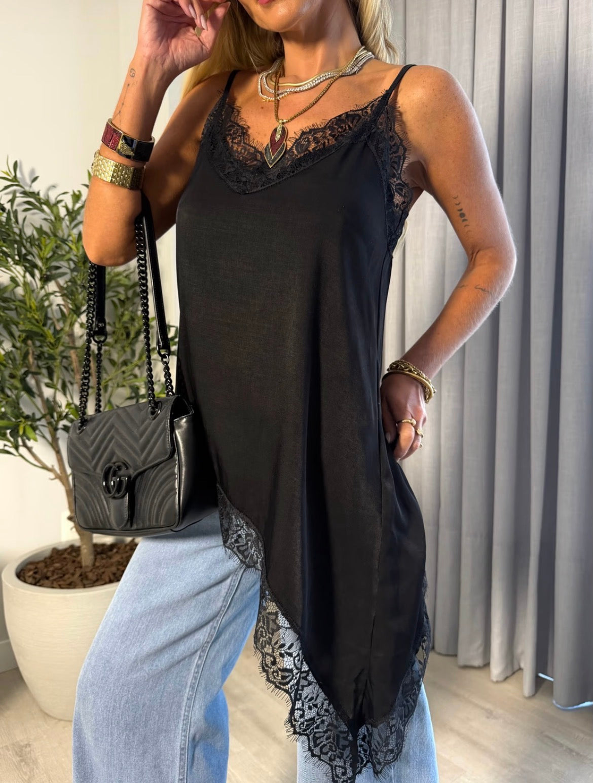 Top Cetim e Renda Assimétrico ATENÇÃO! PEÇA EM PRÉ VENDA, COM ENVIO EM 21/03